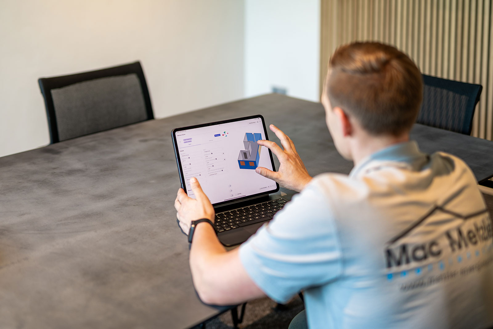 Mac Metzler Mitarbeiter sitz am Schreibtisch mit einer neuen Heizwärmeberechnung